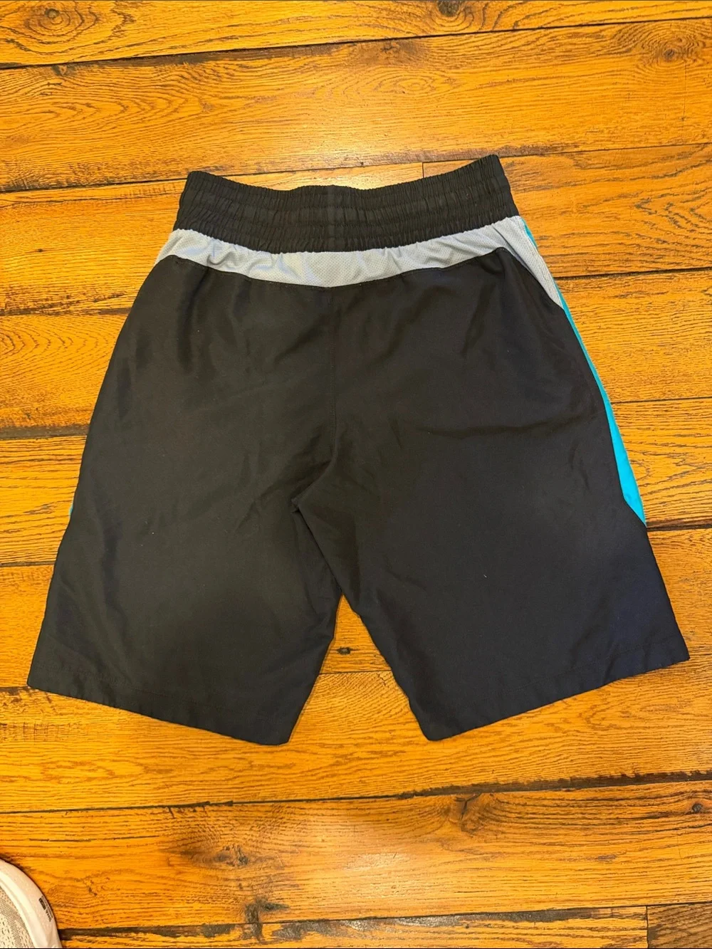 NIKE SWIM TRUNKS WITH MESH LINING IN BLACK, GRAY, AND TEAL – SIZE SMALL